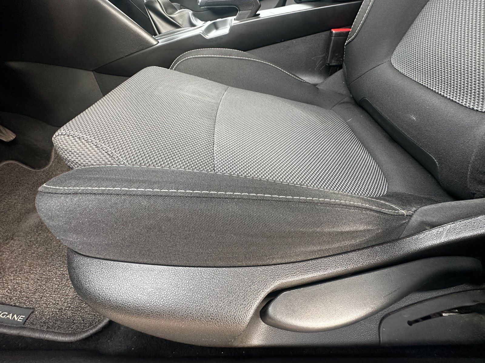 Fahrzeugabbildung Renault Megane IV Play 1.2 132 PS HU neu Navi