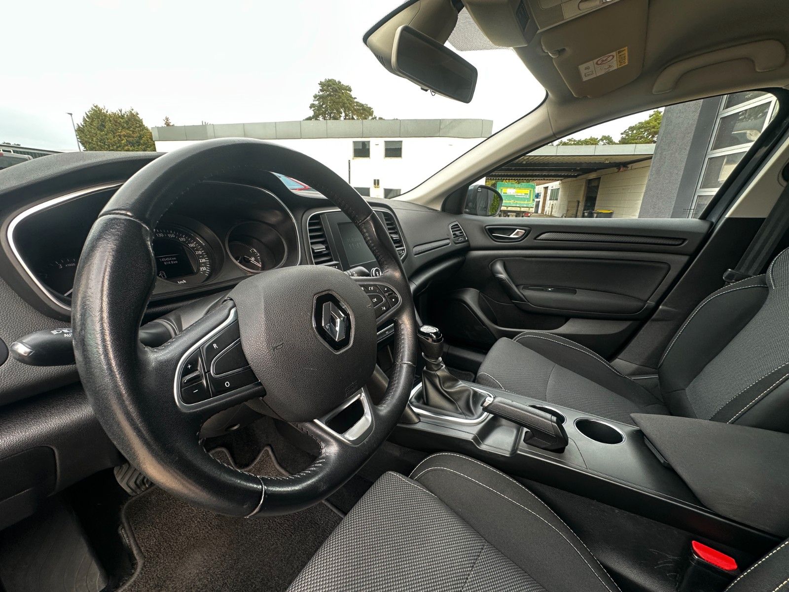 Fahrzeugabbildung Renault Megane IV Play 1.2 132 PS HU neu Navi