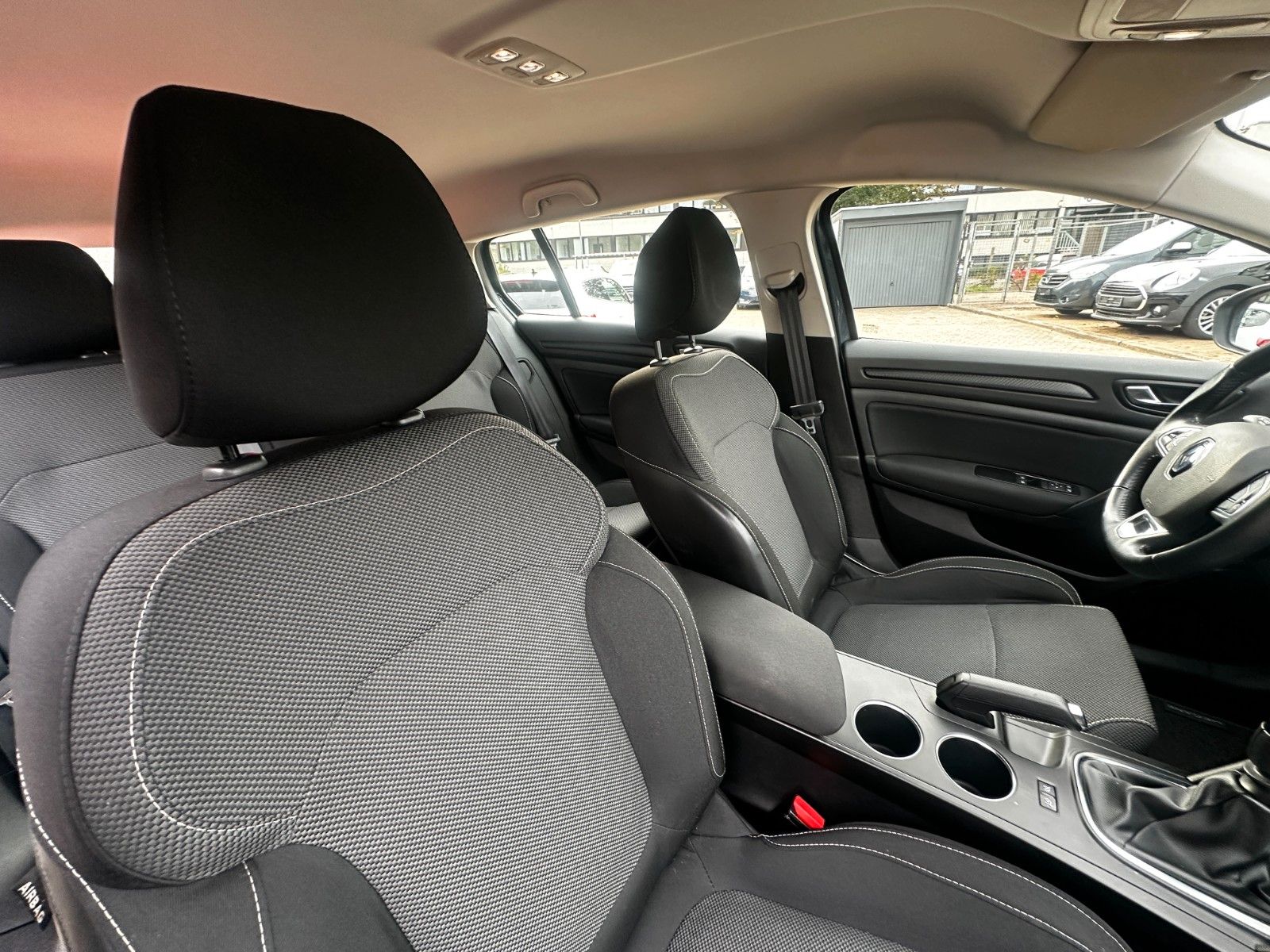Fahrzeugabbildung Renault Megane IV Play 1.2 132 PS HU neu Navi