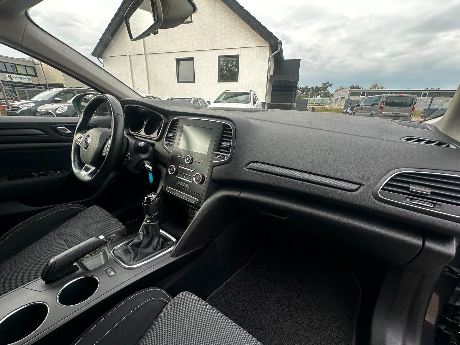 Fahrzeugabbildung Renault Megane IV Play 1.2 132 PS HU neu Navi