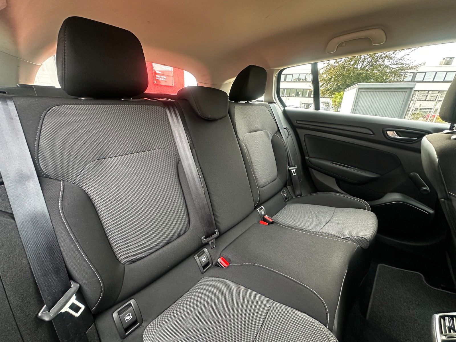 Fahrzeugabbildung Renault Megane IV Play 1.2 132 PS HU neu Navi