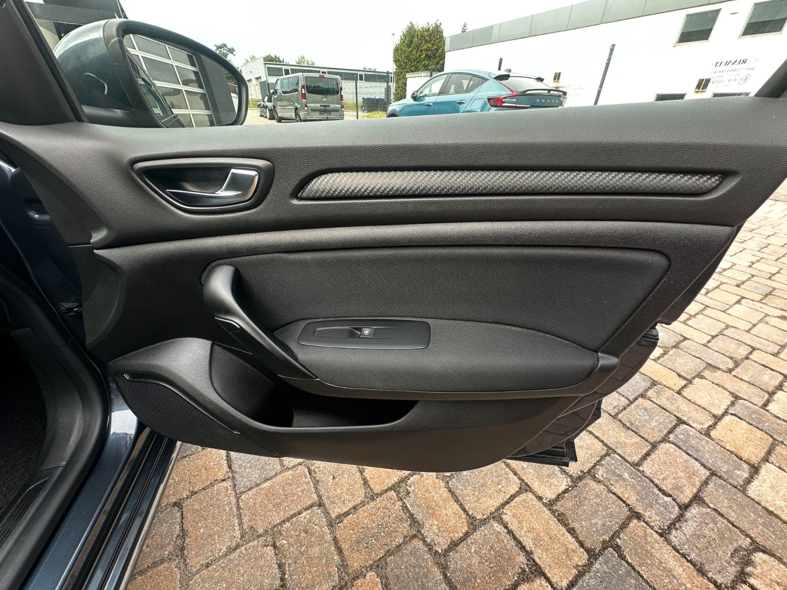 Fahrzeugabbildung Renault Megane IV Play 1.2 132 PS HU neu Navi