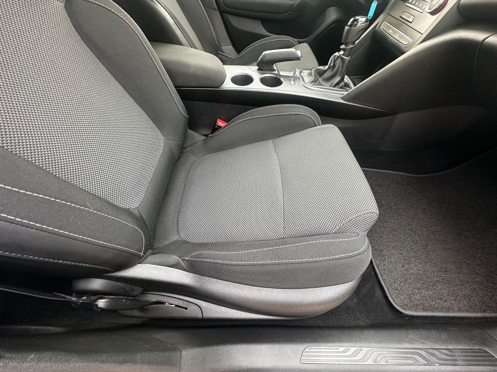 Fahrzeugabbildung Renault Megane IV Play 1.2 132 PS HU neu Navi