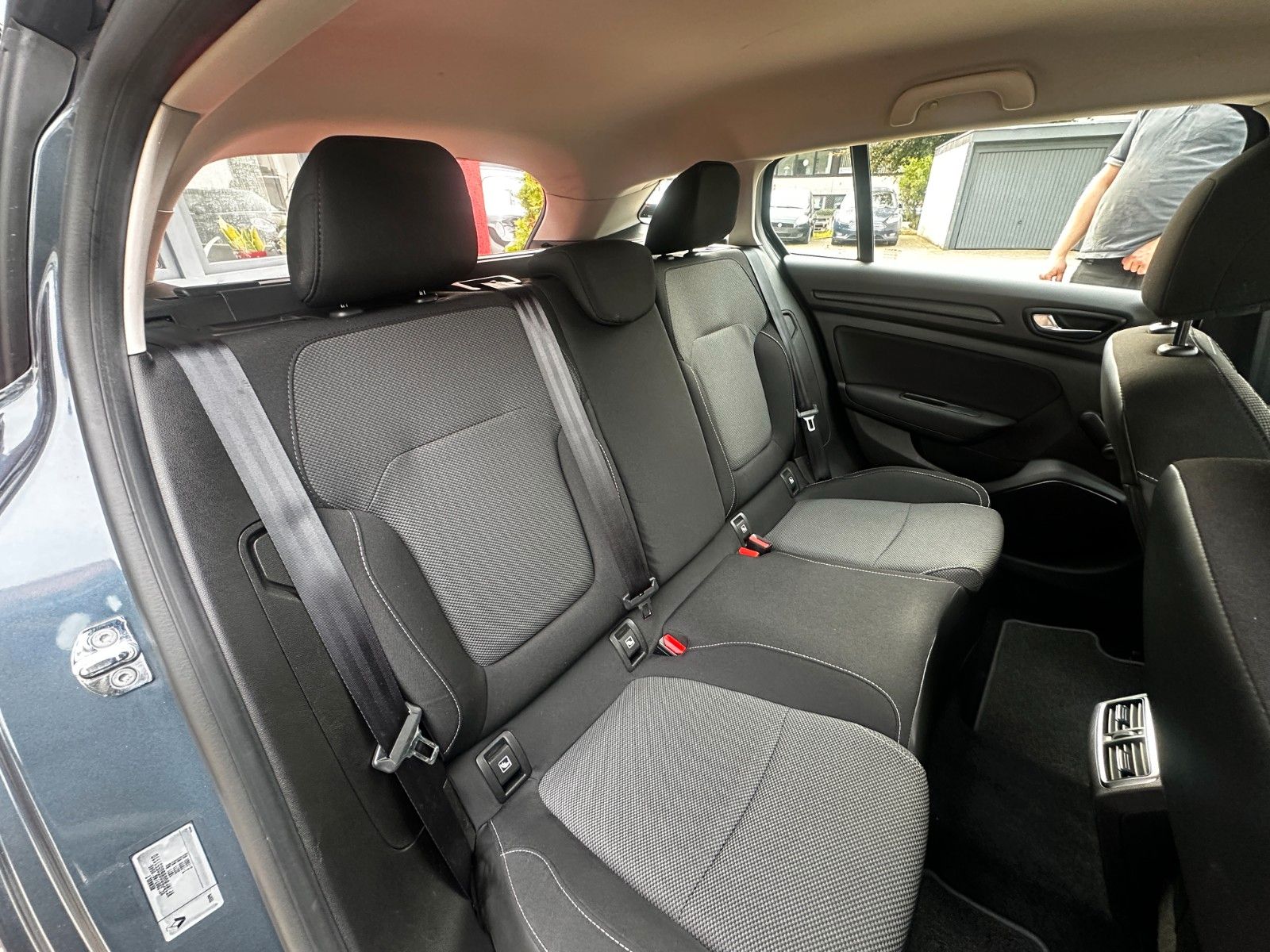 Fahrzeugabbildung Renault Megane IV Play 1.2 132 PS HU neu Navi