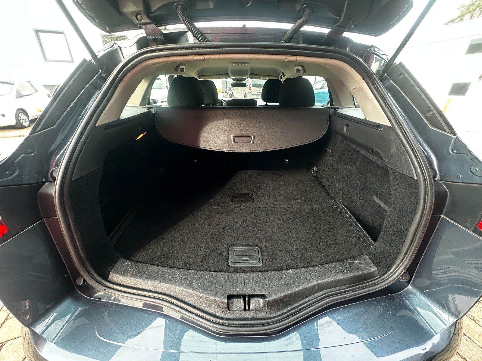 Fahrzeugabbildung Renault Megane IV Play 1.2 132 PS HU neu Navi