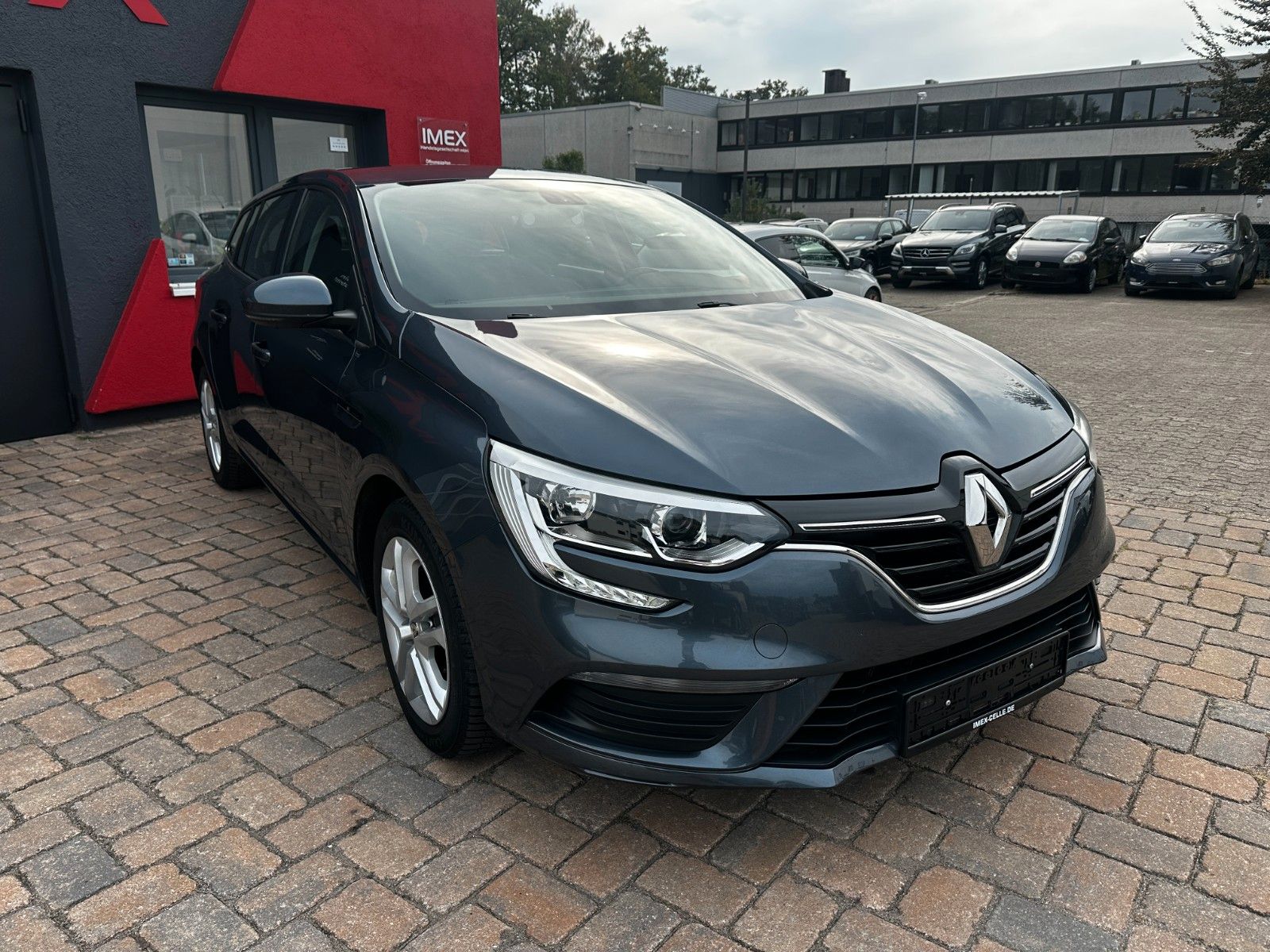 Fahrzeugabbildung Renault Megane IV Play 1.2 132 PS HU neu Navi