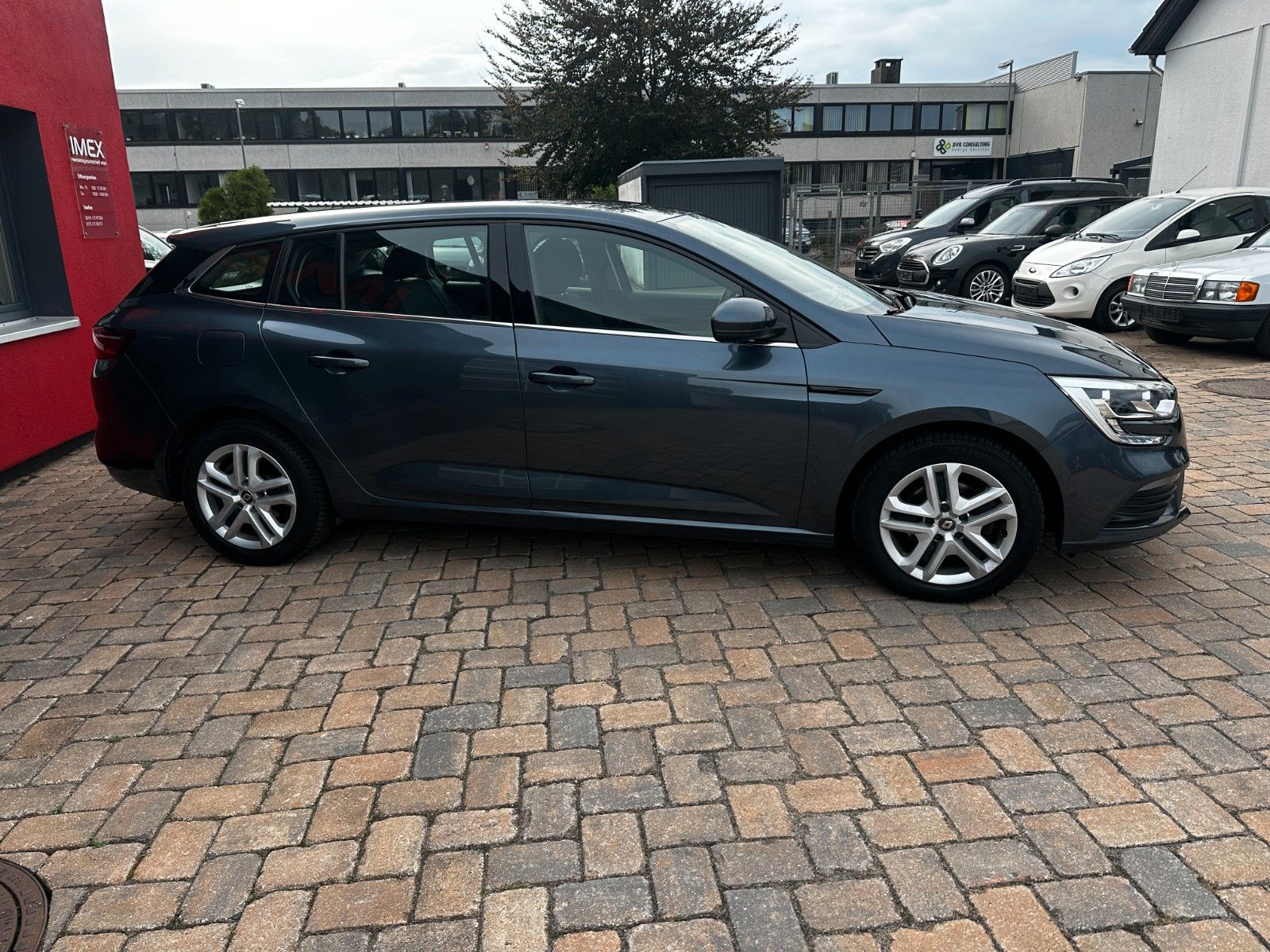 Fahrzeugabbildung Renault Megane IV Play 1.2 132 PS HU neu Navi