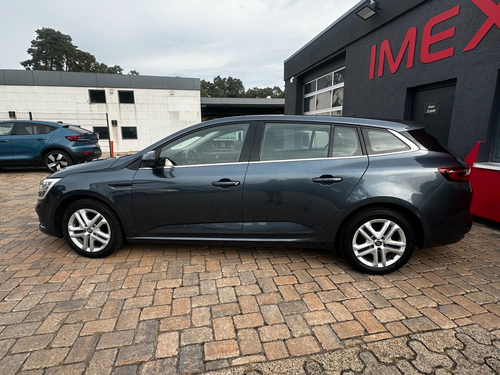 Fahrzeugabbildung Renault Megane IV Play 1.2 132 PS HU neu Navi