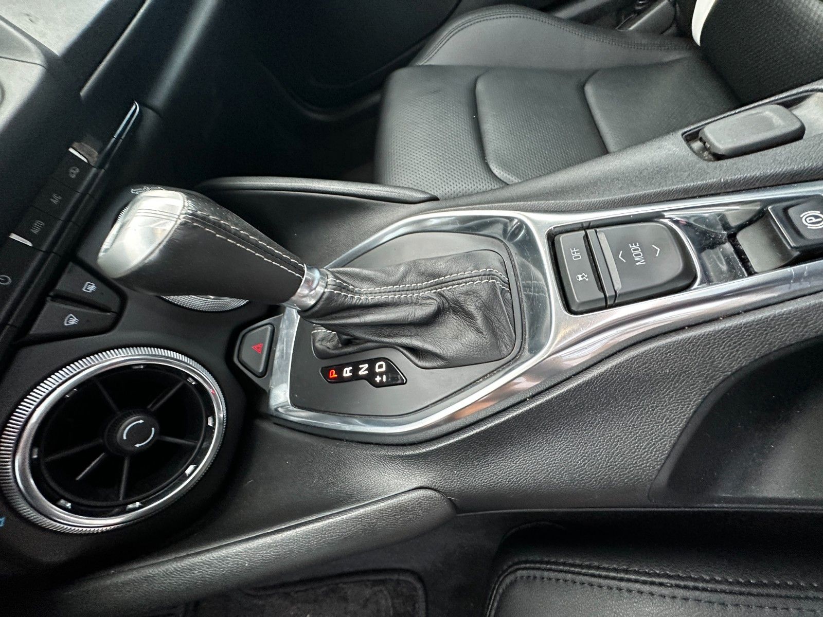 Fahrzeugabbildung Chevrolet Camaro SS Coupé V8 Aut. S-Dach Leder SHZ